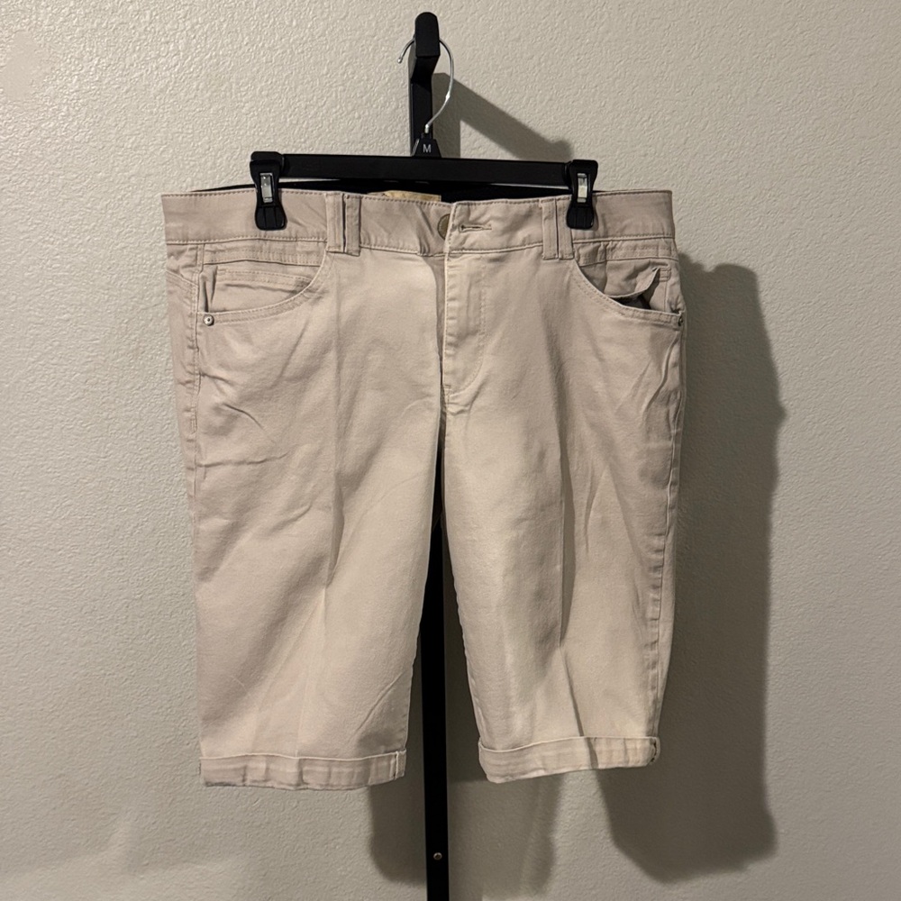 Democracy Women's Cream Bermuda Shorts